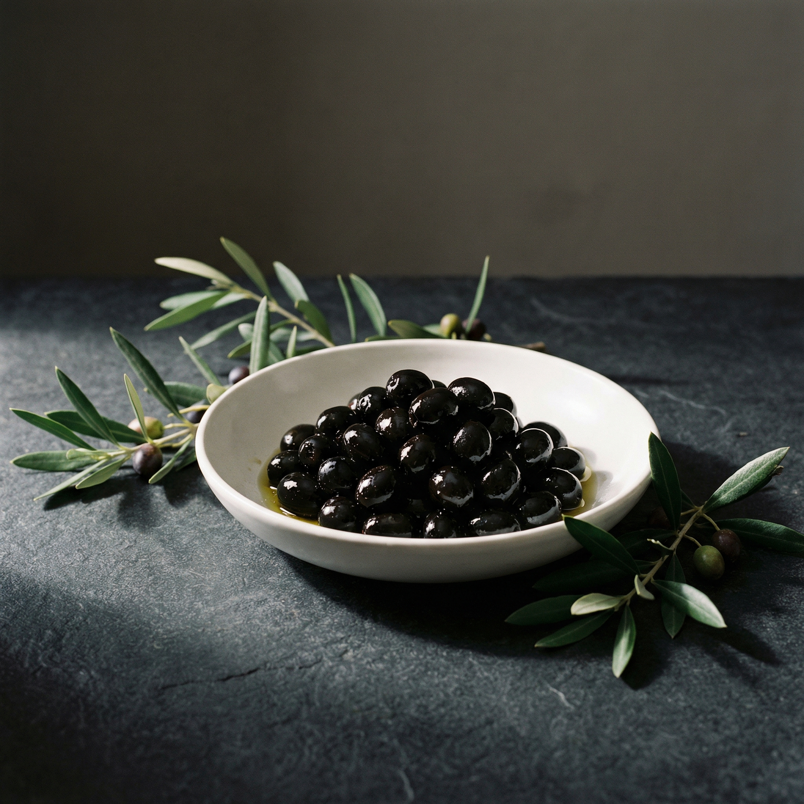 freepik__wide-banner-glossy-black-olives-in-a-white-shallow__80781